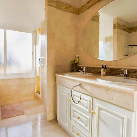 Beachfront Penthouse Marbella, Rio Real Playa Apartment *